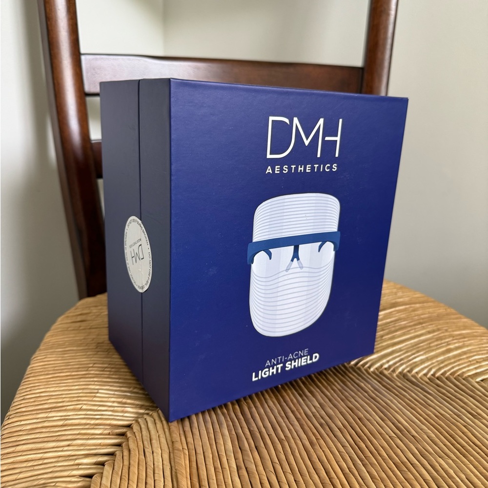 NWOT DMH LED LIGHT SHIELD MASK - ANTI-ACNE✨